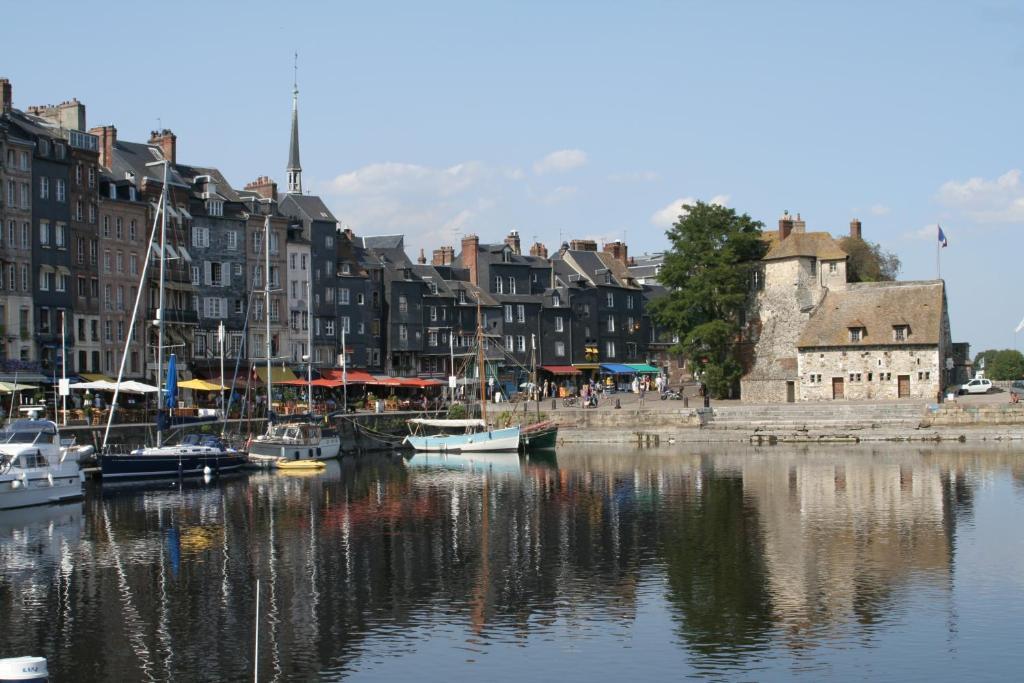 Chez Fifille Appartement Dans Honfleur Parking Prive Ruang foto